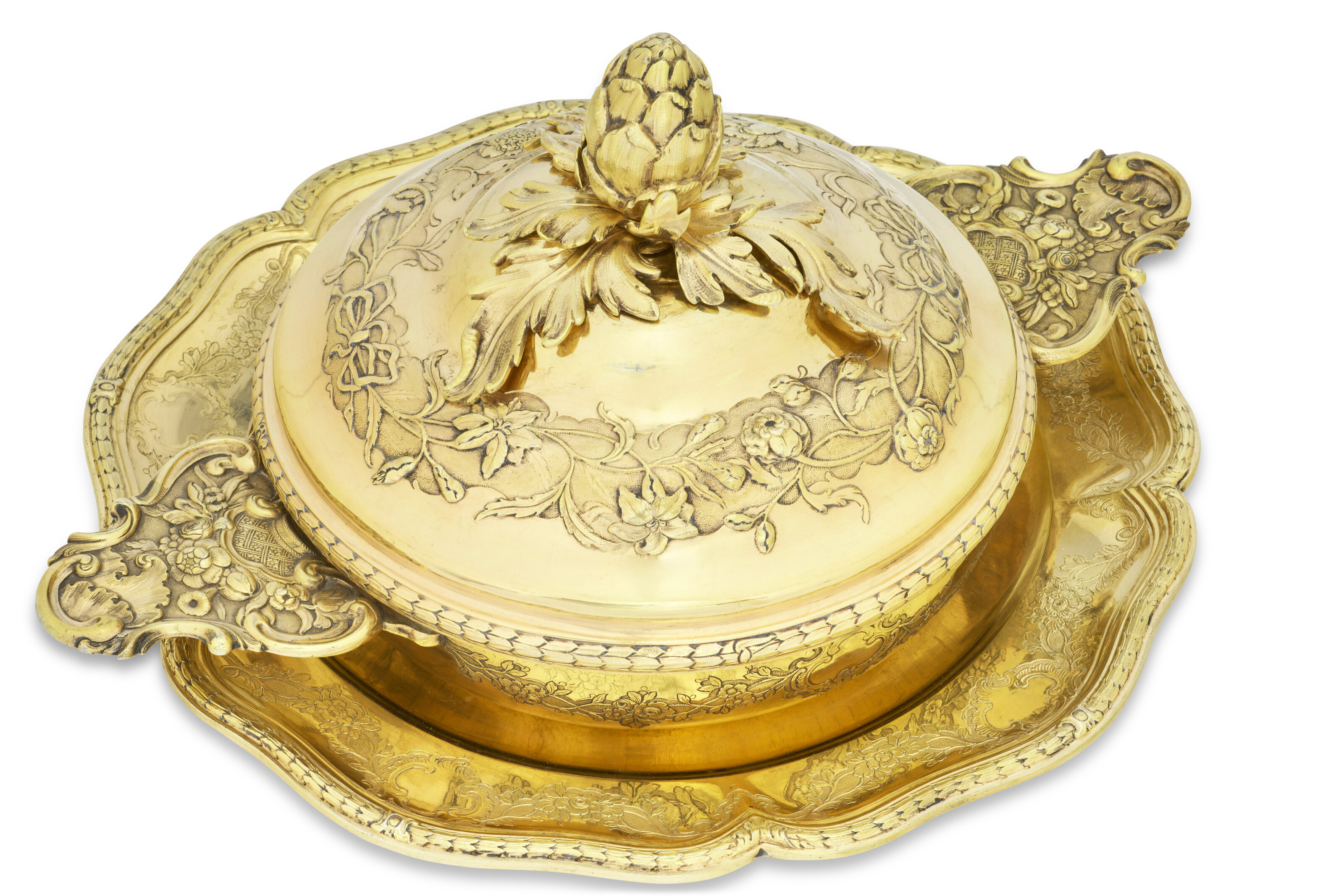 ÉCUELLE, SON COUVERCLE ET SON PRÉSENTOIR EN VERMEIL D'ÉPOQUE LOUIS XV