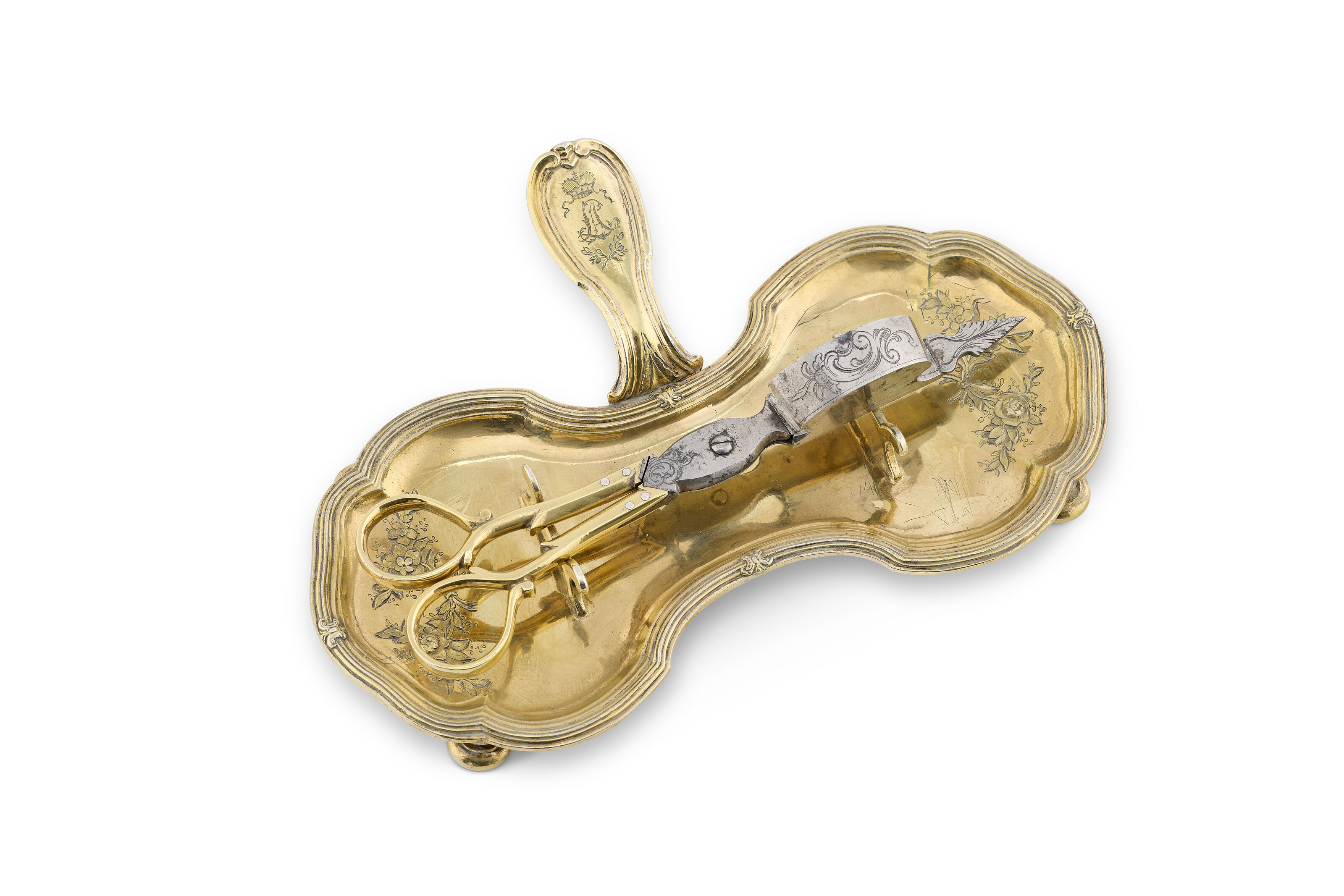 PAIRE DE MOUCHETTES ET SON PLATEAU EN VERMEIL D'ÉPOQUE LOUIS XVI