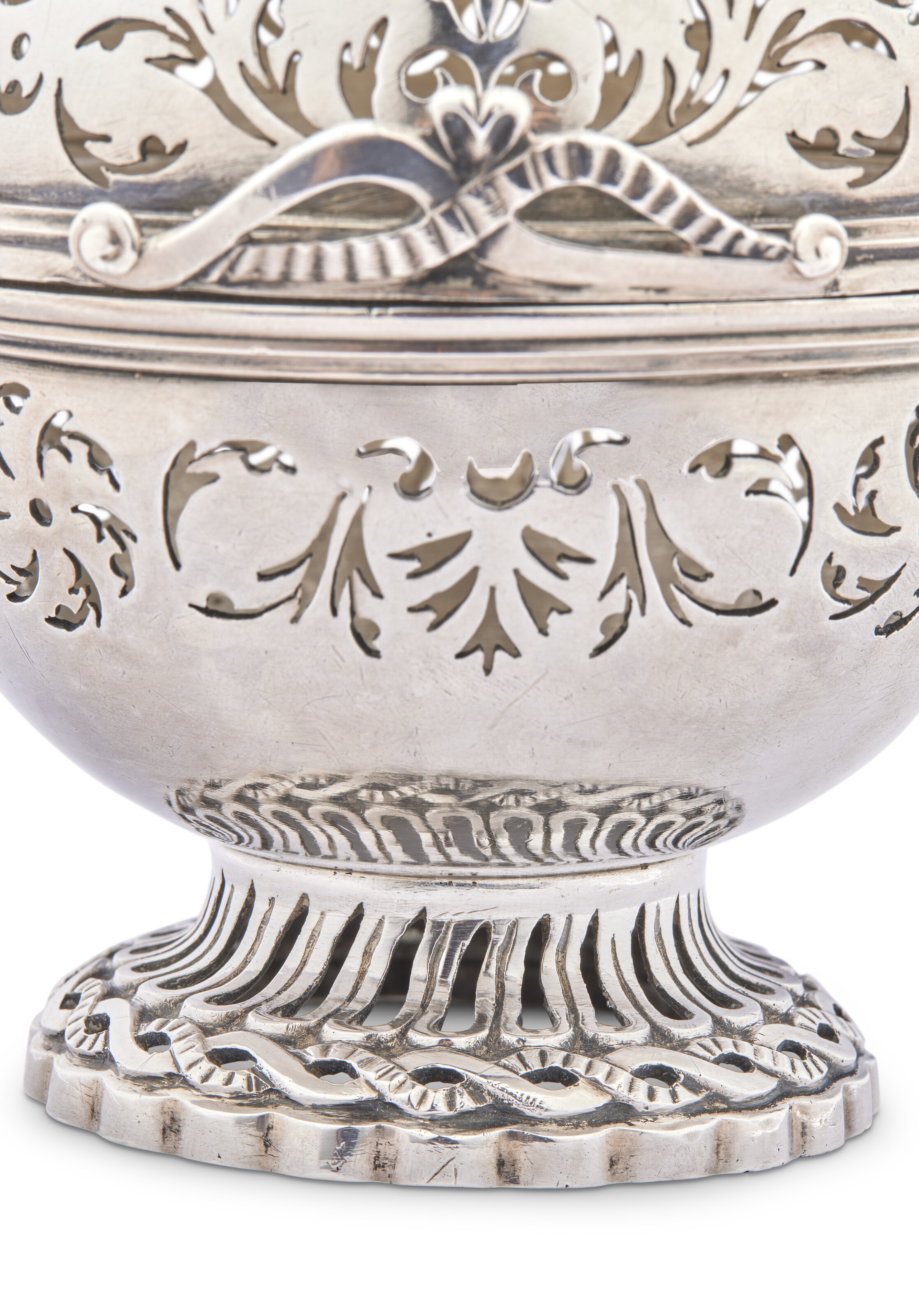 BOULE À ÉPONGE EN ARGENT D'ÉPOQUE LOUIS XV image 2