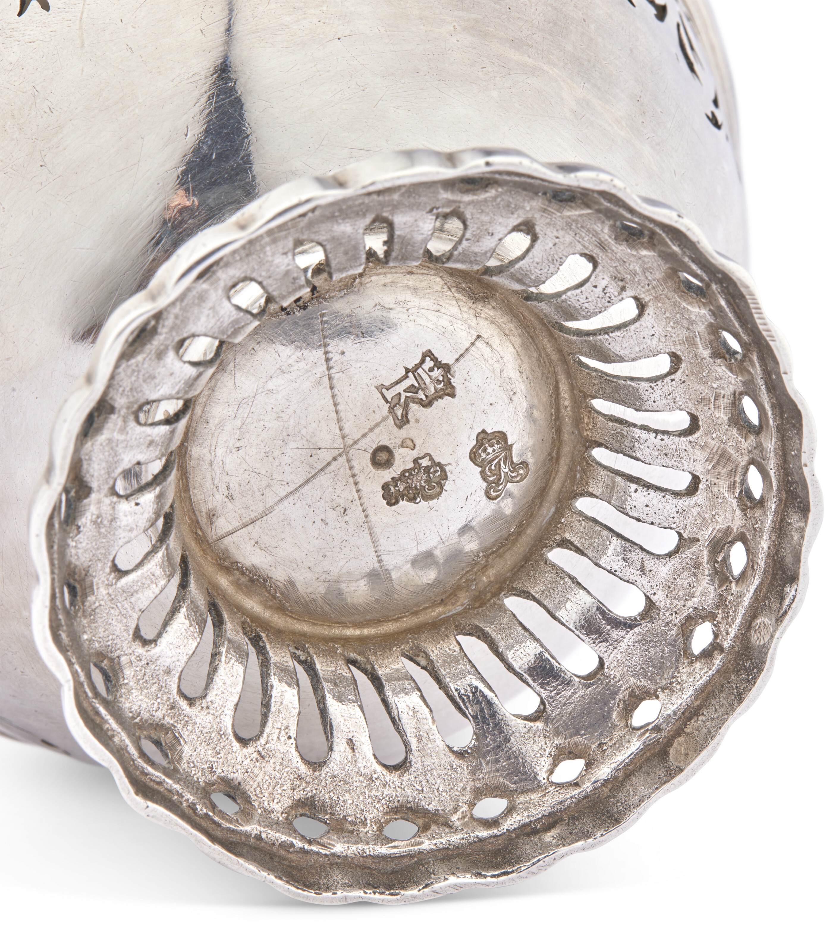 BOULE À ÉPONGE EN ARGENT D'ÉPOQUE LOUIS XV image 3