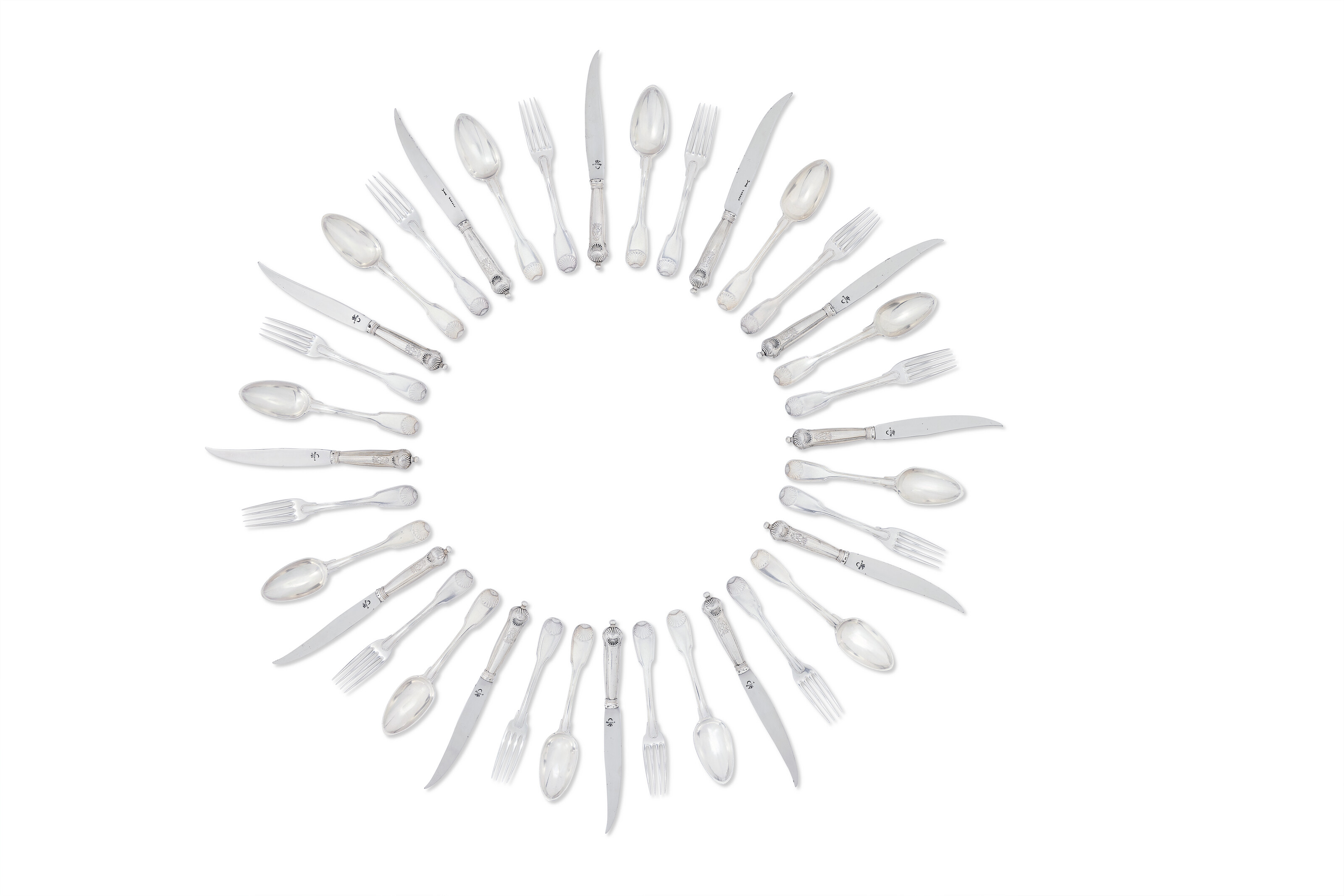 SERVICE DE TABLE COMPOSITE EN ARGENT D'ÉPOQUE LOUIS XV ET LOUIS XVI