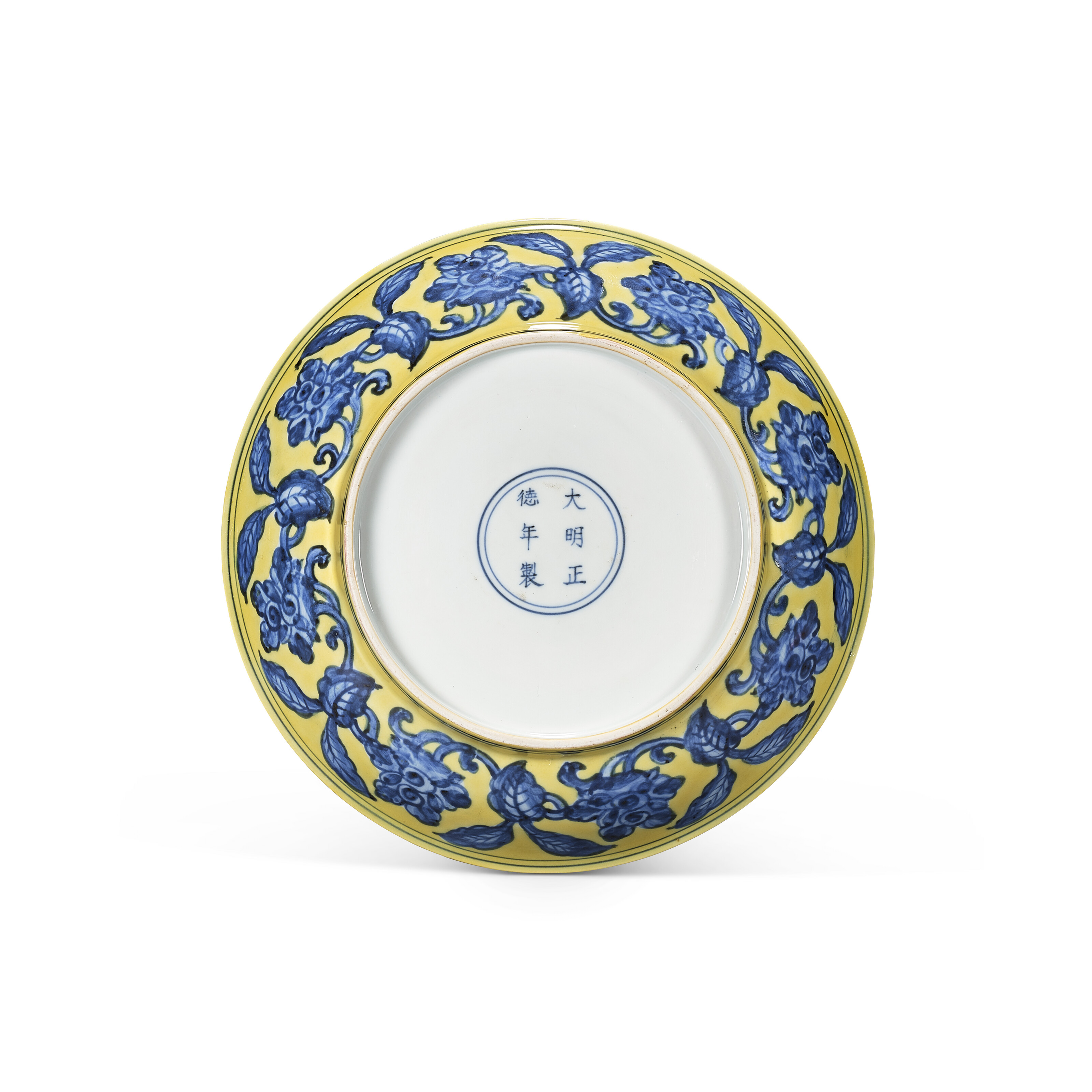 A YELLOW-GROUND BLUE AND WHITE 'GARDENIA' DISH, ZHENGDE SIX