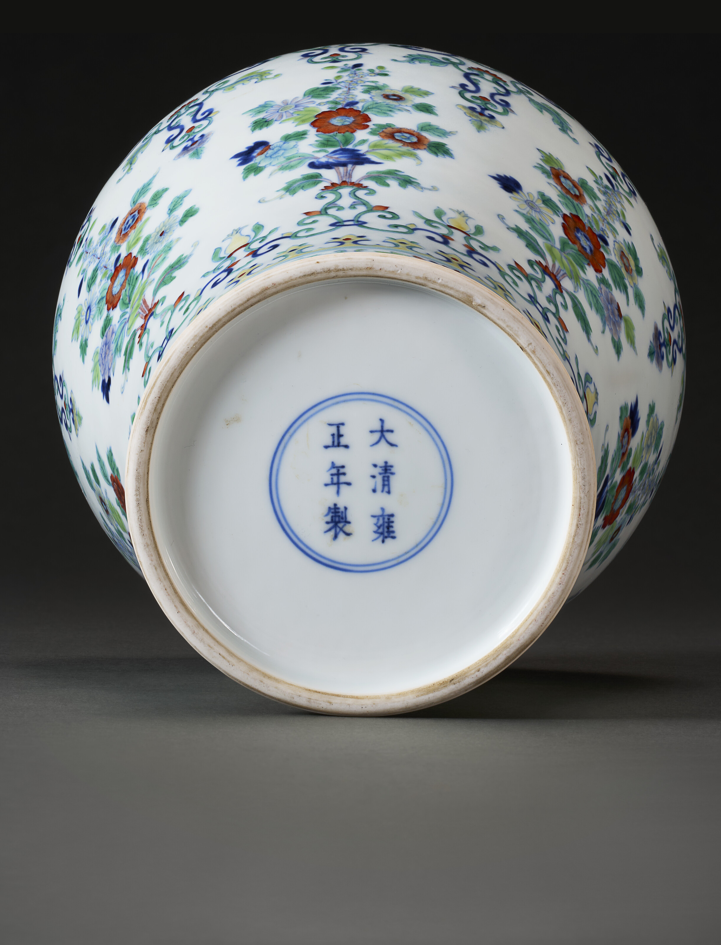 清雍正鬥彩纏枝花卉紋梅瓶雙圈六字楷書款, YONGZHENG SIX-CHARACTER
