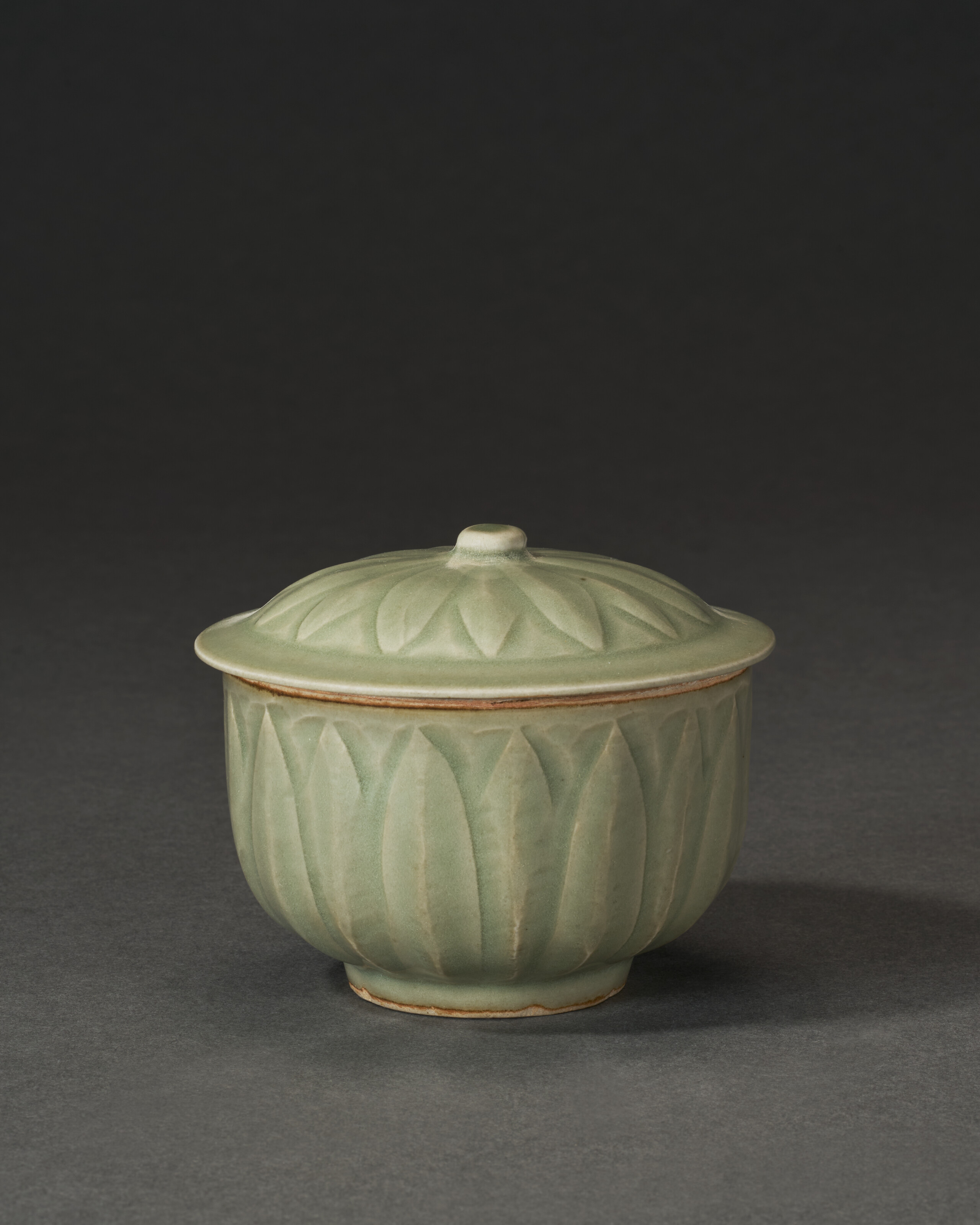 中國南宋龍泉窯青釉刻蓮花紋蓋盌, CHINA, SOUTHERN SONG DYNASTY (1127