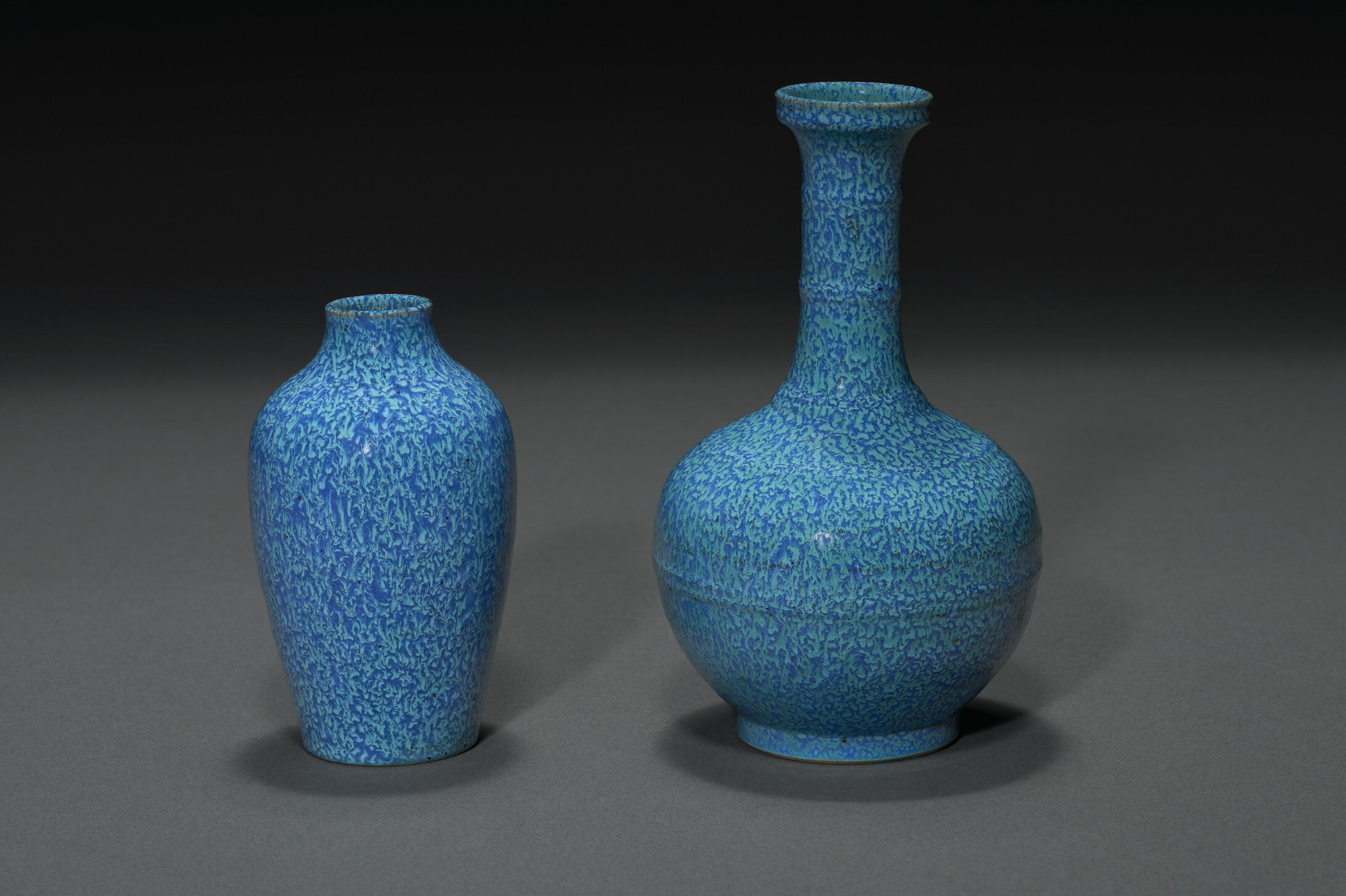 中國清十八世紀孔雀藍釉長頸瓶, CHINA, 18TH CENTURY | Christie's
