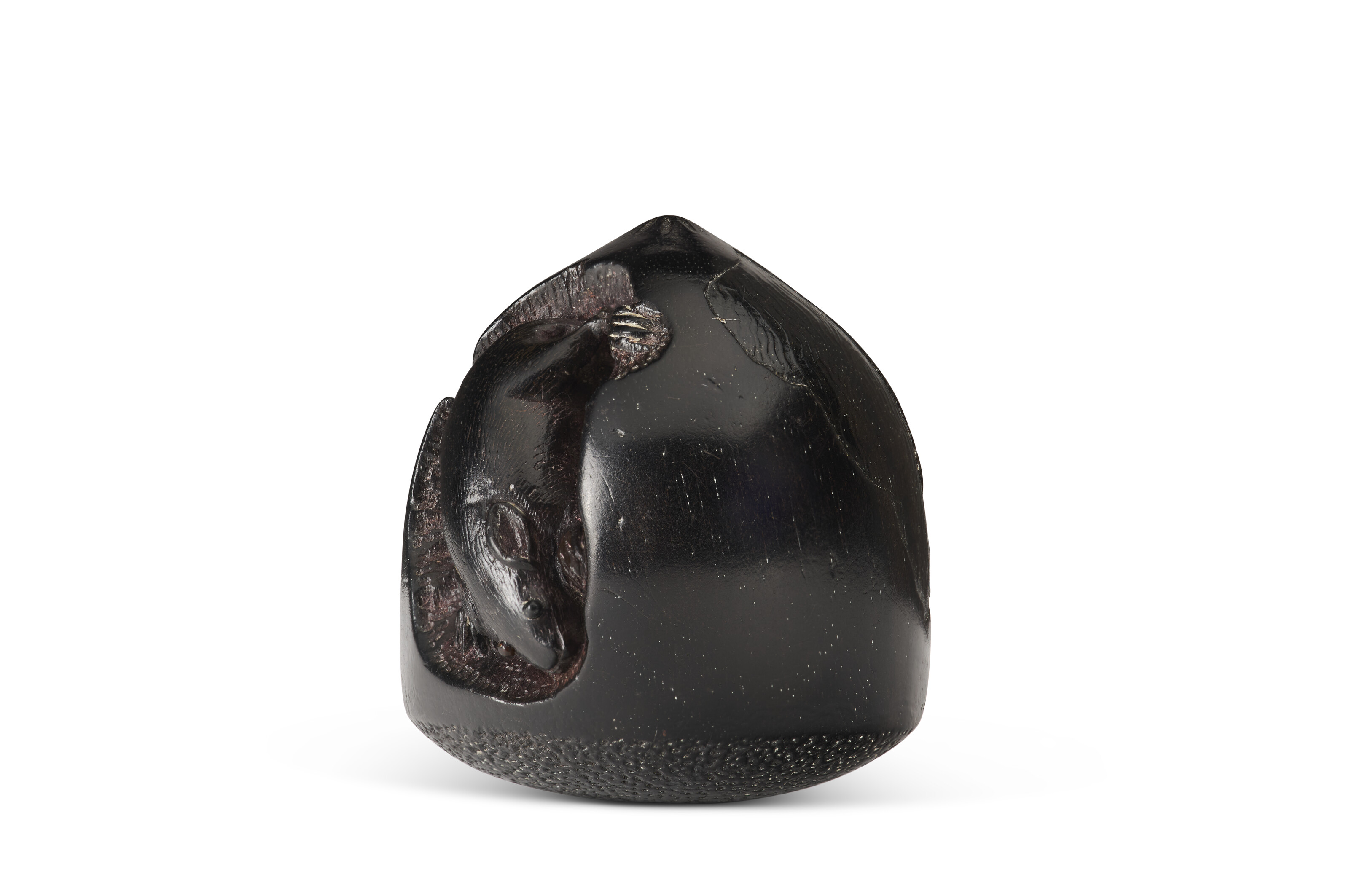 A CARVED WOOD SCULPTURE NETSUKE OF A BADGER WITH RAISED PAW, EDO