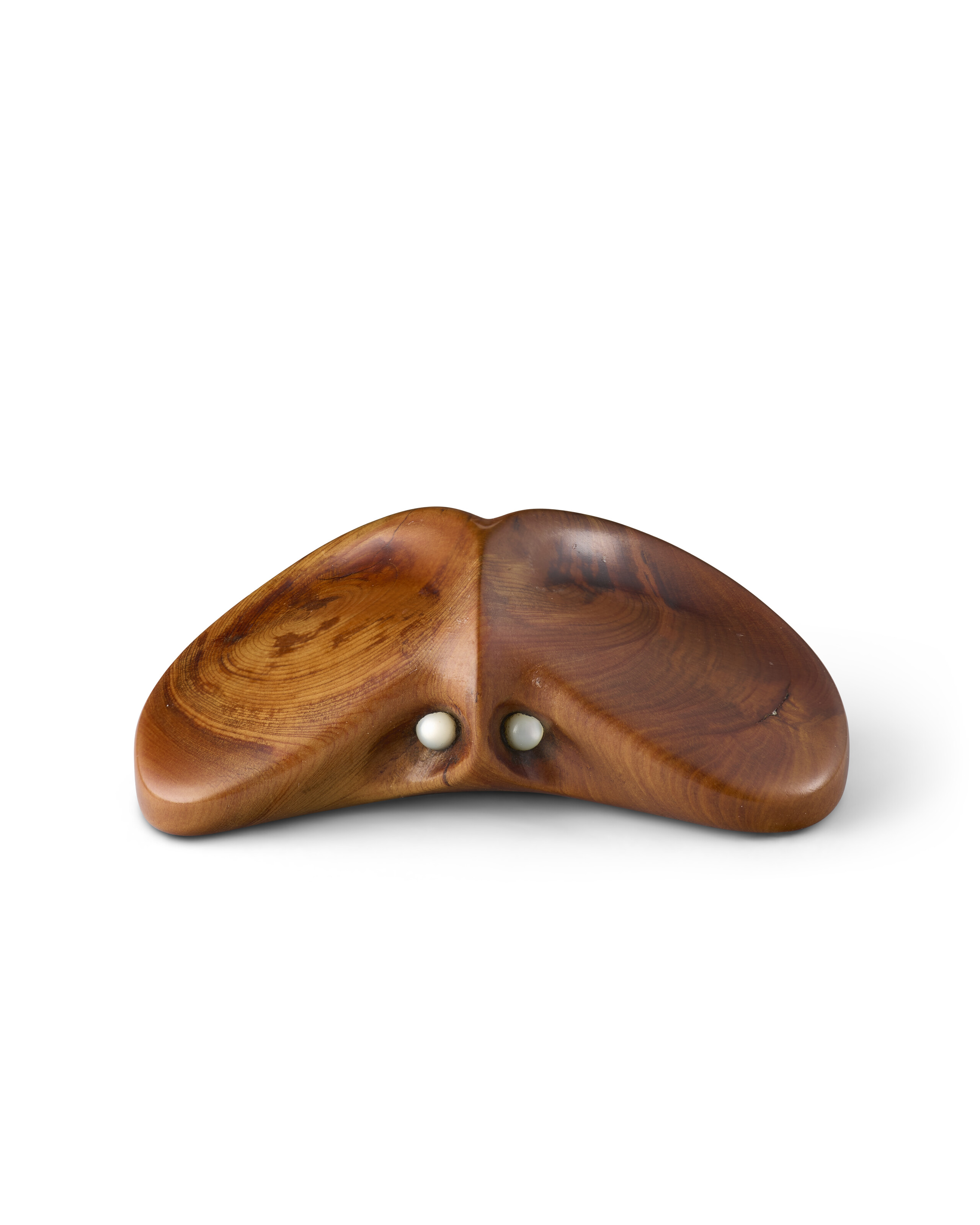 A CARVED WOOD SCULPTURE NETSUKE OF A BADGER WITH RAISED PAW, EDO