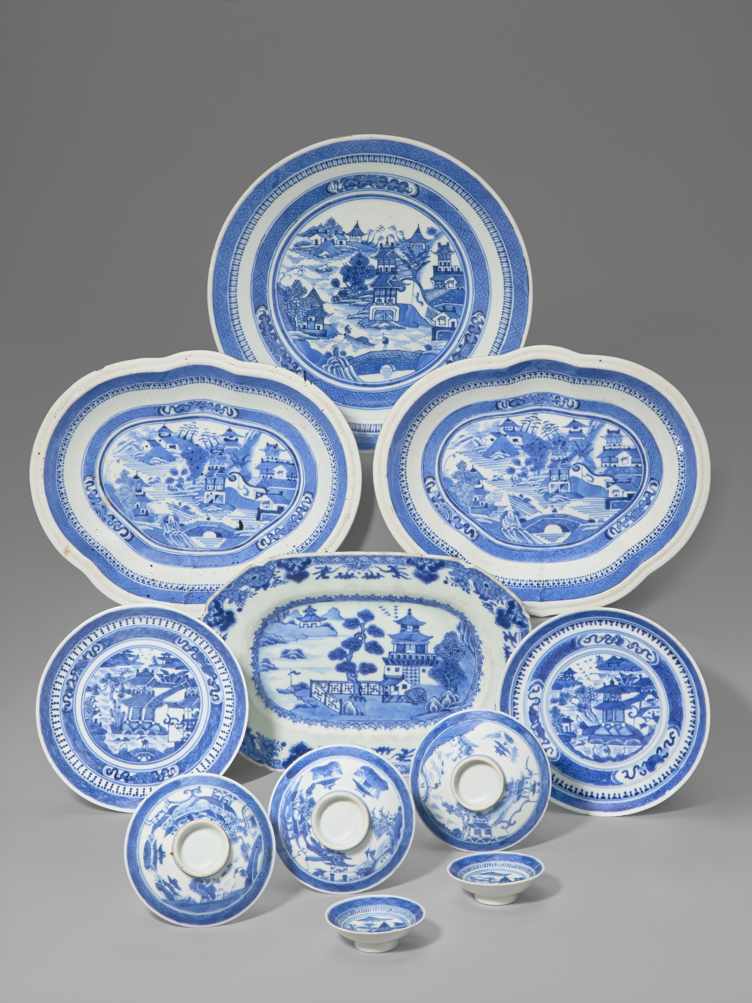 A GROUP OF ELEVEN BLUE AND WHITE CHINESE EXPORT WARES