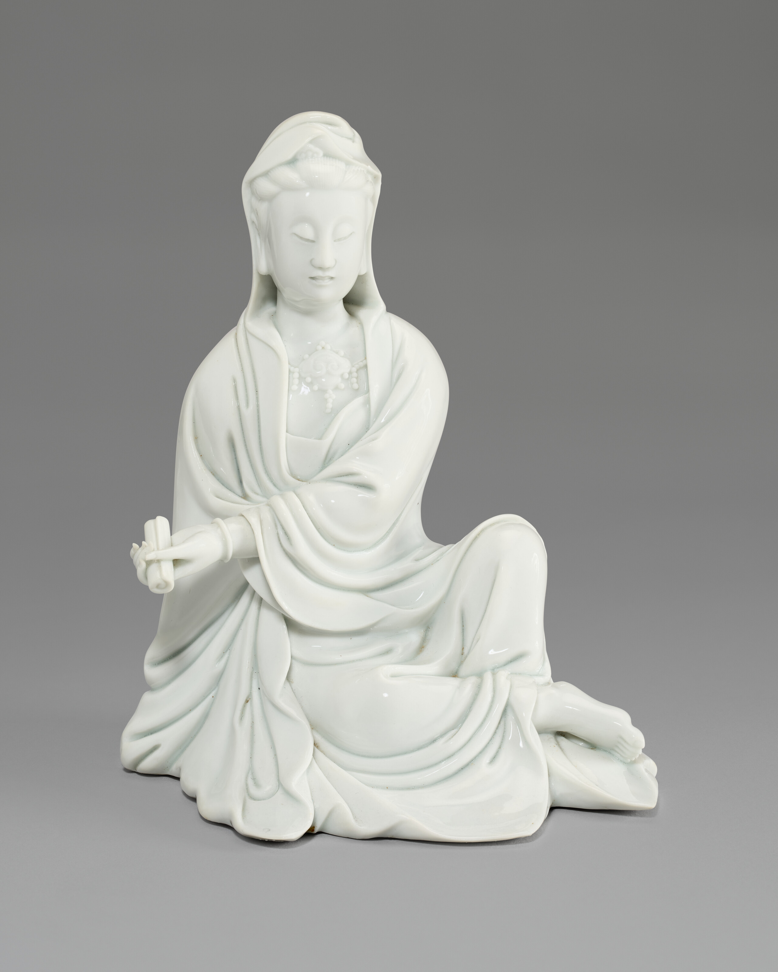 A DEHUA FIGURE OF SEATED GUANYIN