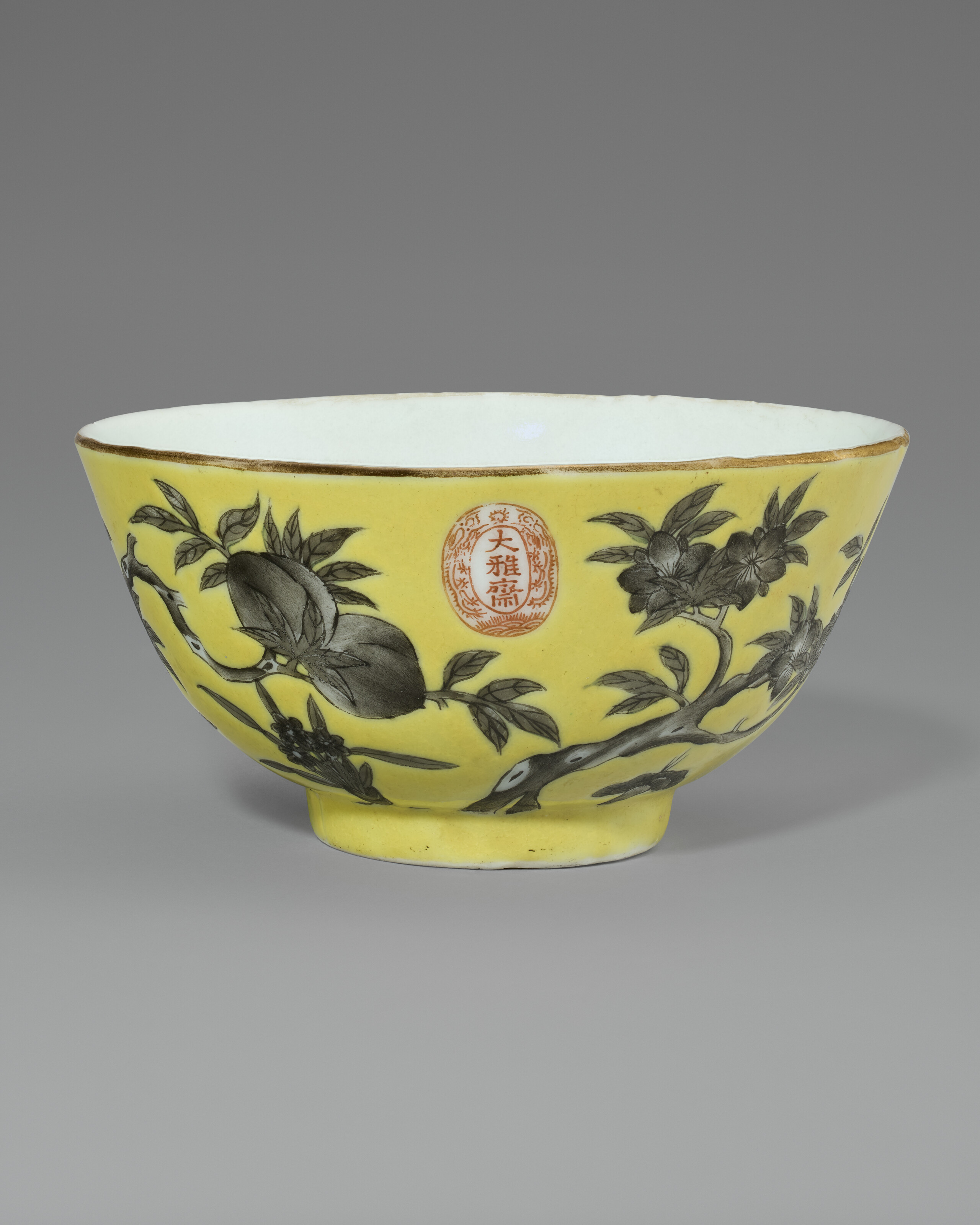 A DAYAZHAI GRISAILLE-DECORATED YELLOW-GROUND 'PEACH' BOWL