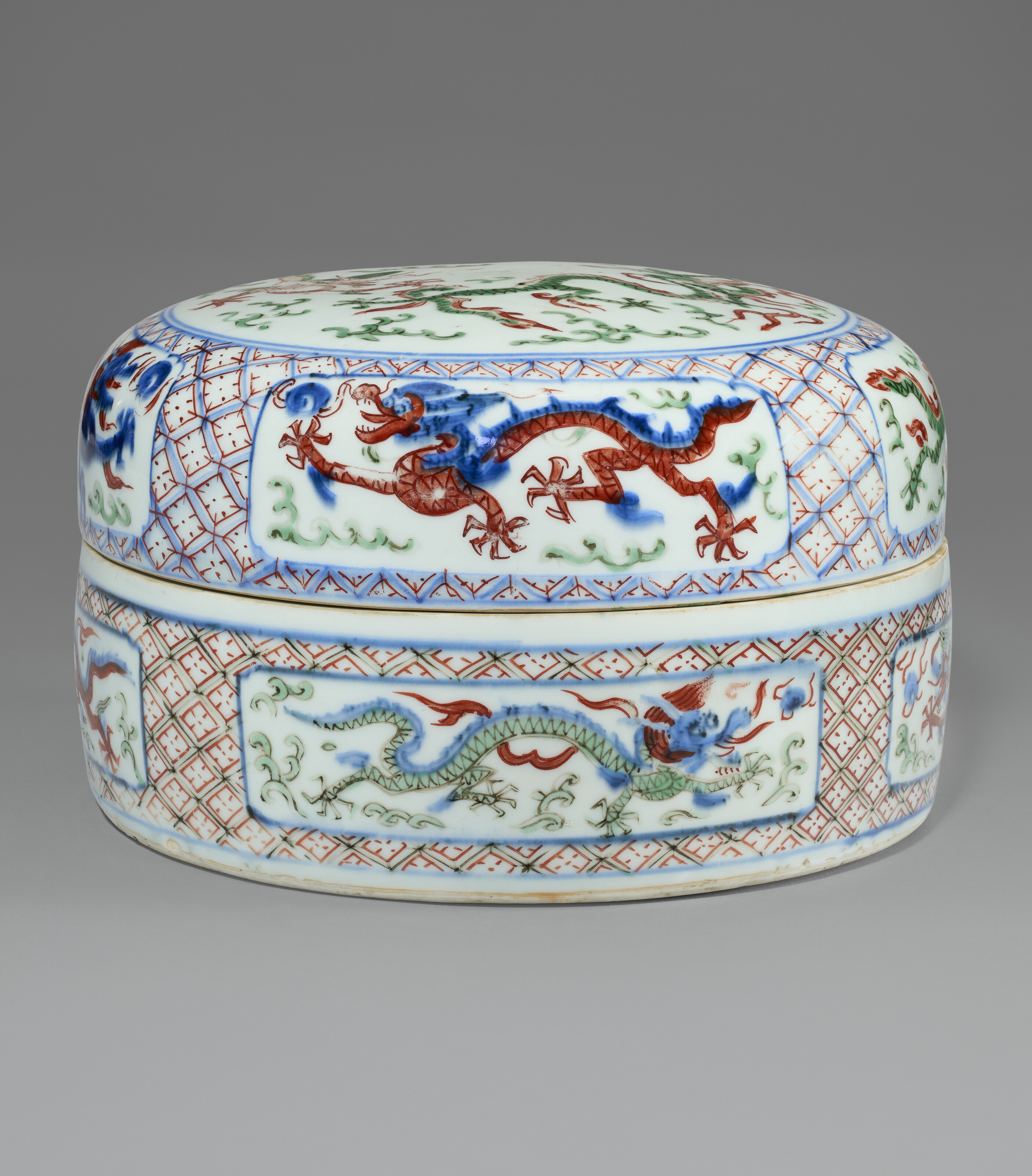 A WUCAI 'DRAGON' BOX AND COVER
