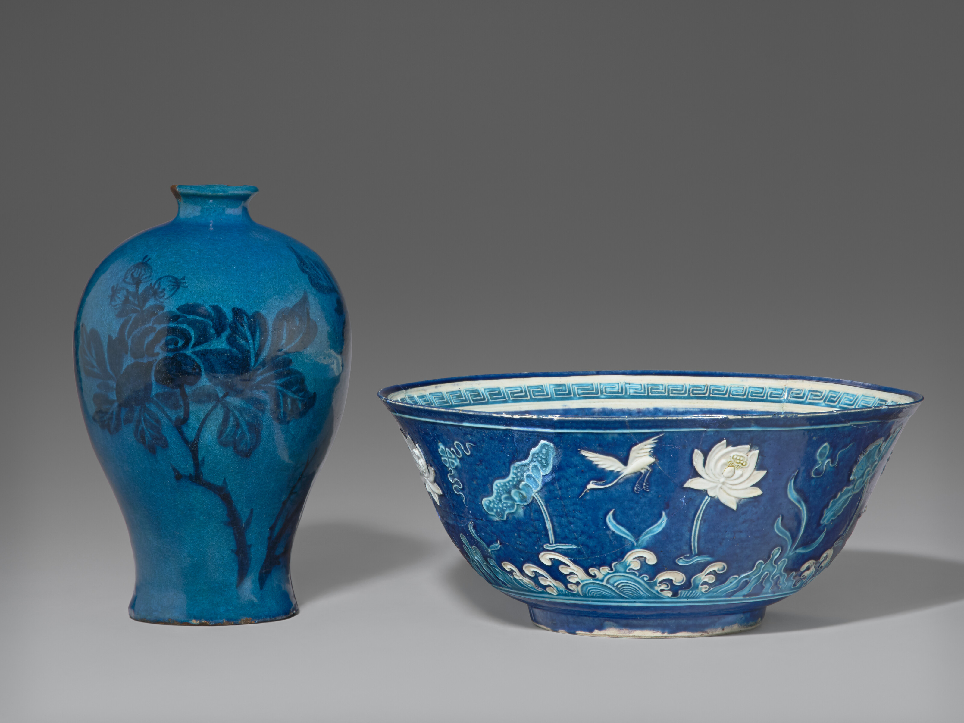 A LARGE AND RARE FAHUA 'EGRET AND LOTUS POND' BOWL AND A BLUE-PAINTED, TURQUOISE-GLAZED VASE, MEIPING