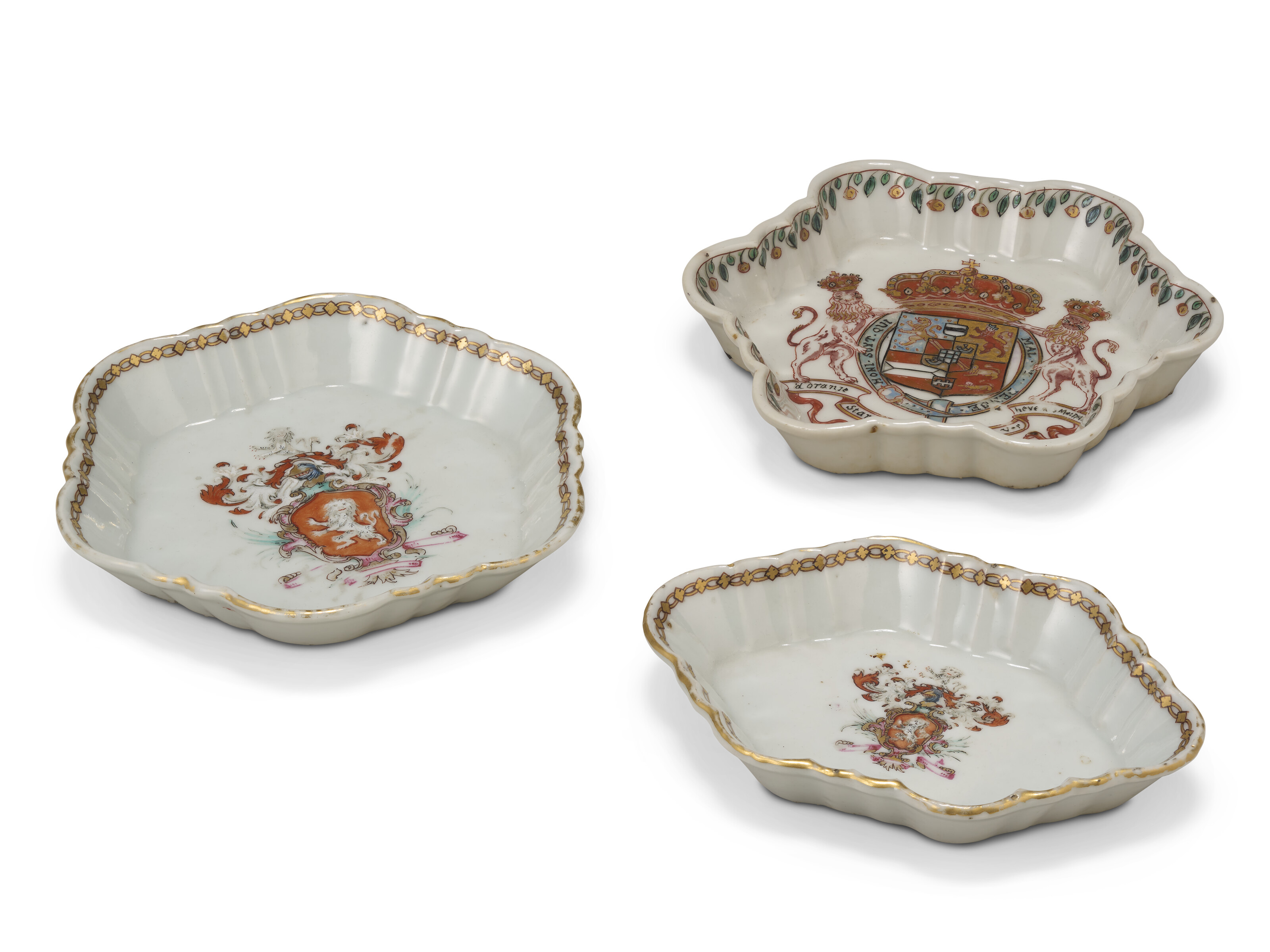 THREE CHINESE EXPORT PORCELAIN ARMORIAL STANDS, QIANLONG PERIOD