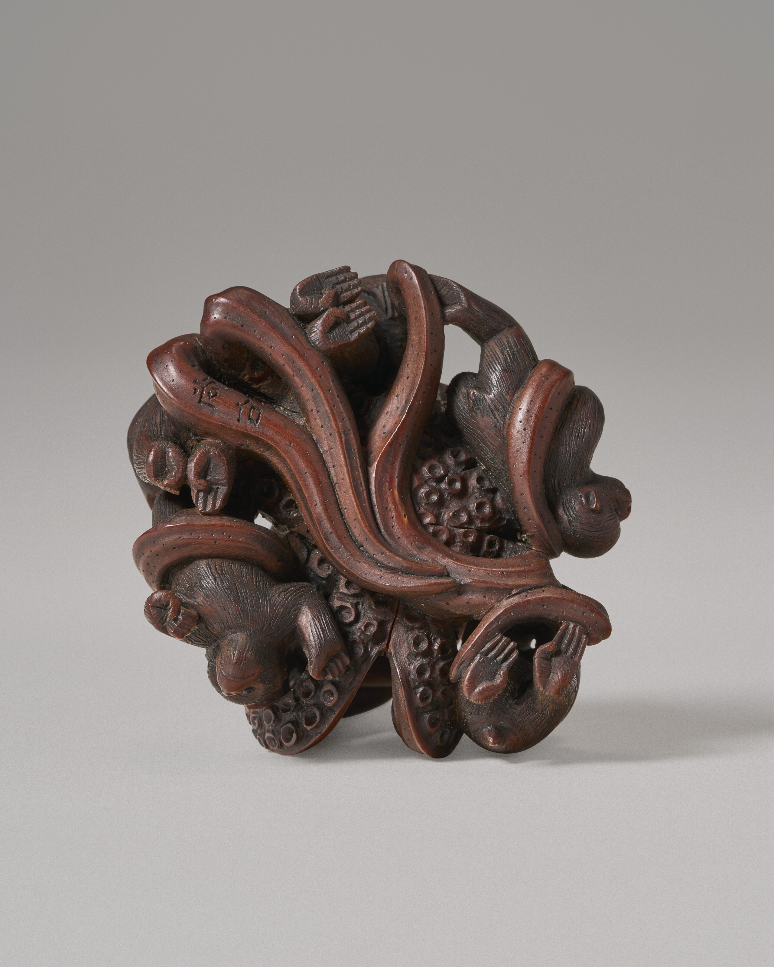 彫刻・オブジェ shinknowsuke A CARVED WOOD MINIATURE SCULPTURE (NETSUKE) OF OCTOPUS AND MONKEYS