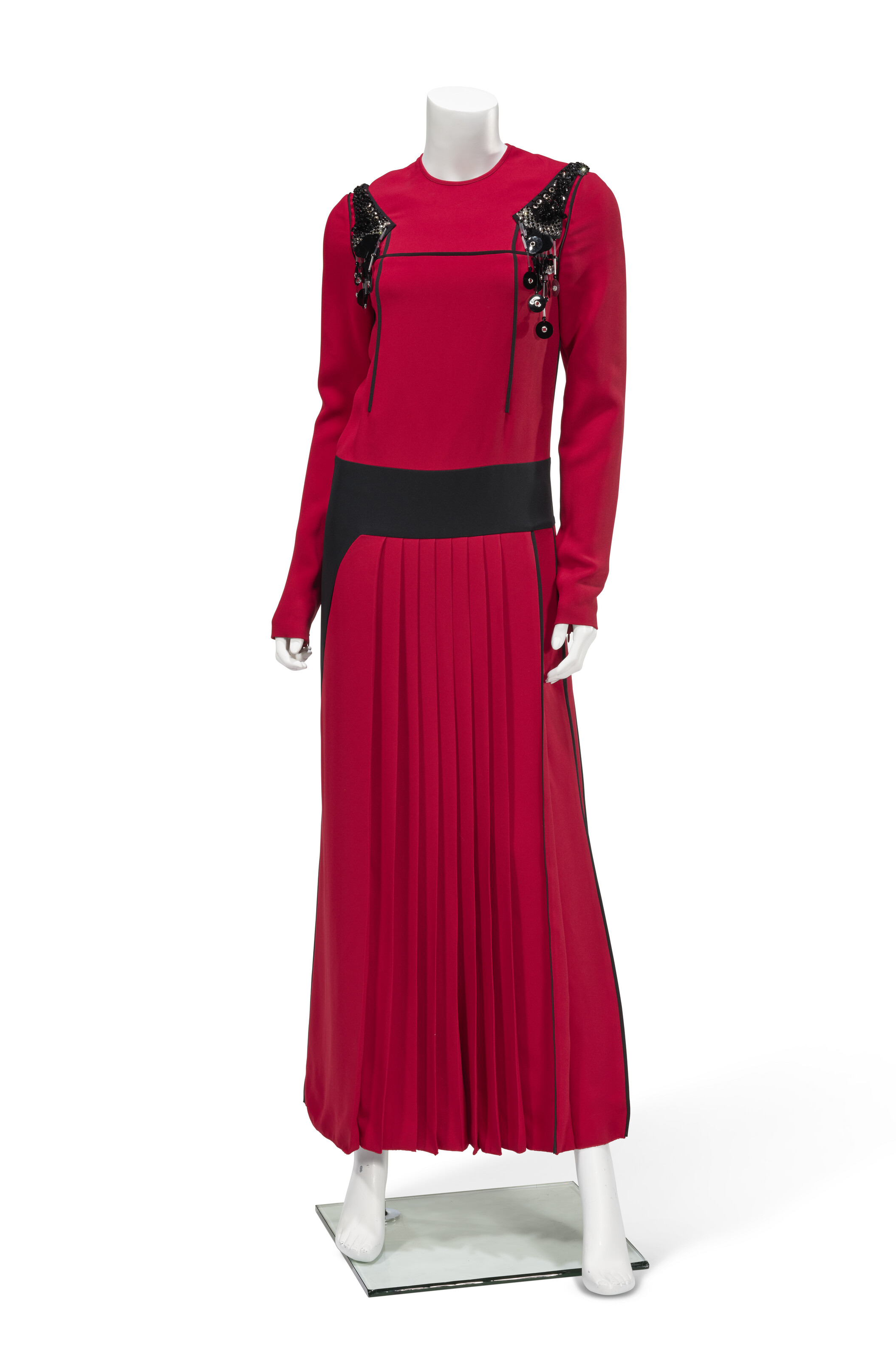 A RED PLEATED MAXI DRESS AND SUNGLASSES WORN BY ANNA WINTOUR FOR THE COVER OF VOGUE'S MAY 2026 ISSUE