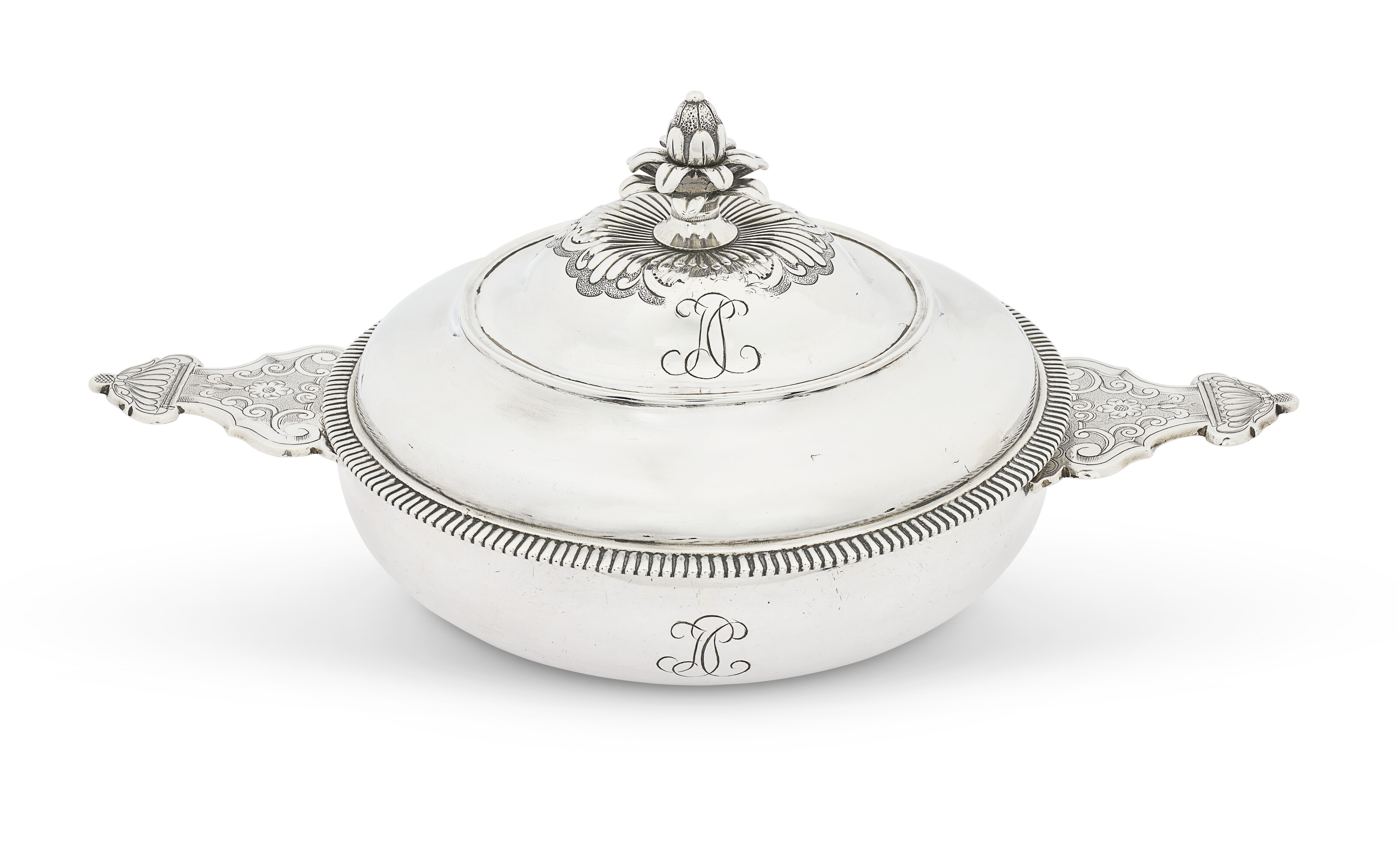 ÉCUELLE ET COUVERCLE EN ARGENT D’ÉPOQUE LOUIS XV