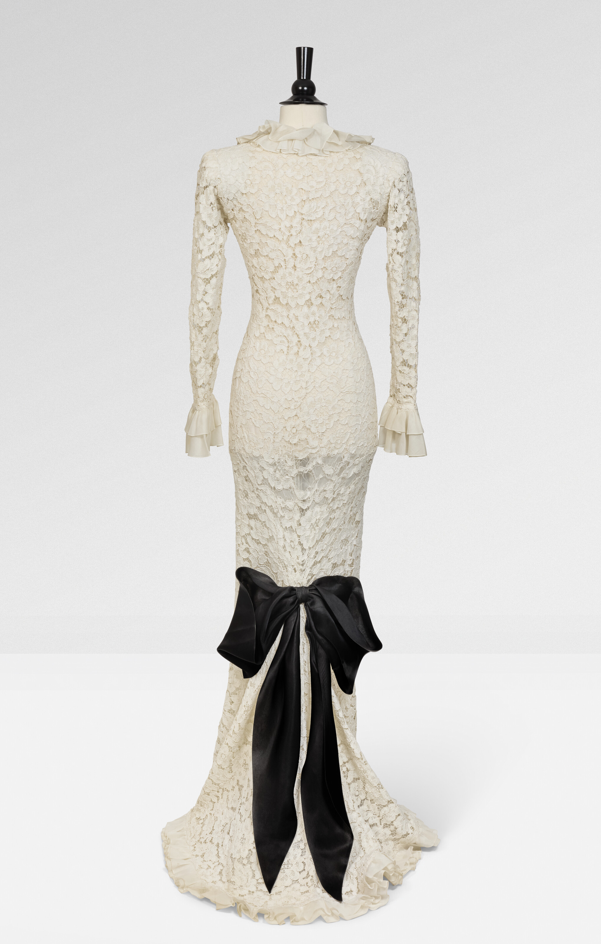 YVES SAINT LAURENT HAUTE COUTURE, Robe du soir long en dentelle blanche et  noeud de gazar noir, automne-hiver 1993-1994 | Christie's