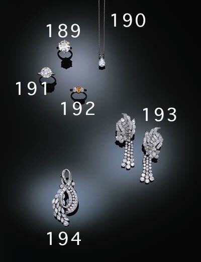 A PEAR SHAPED DIAMOND PENDANT