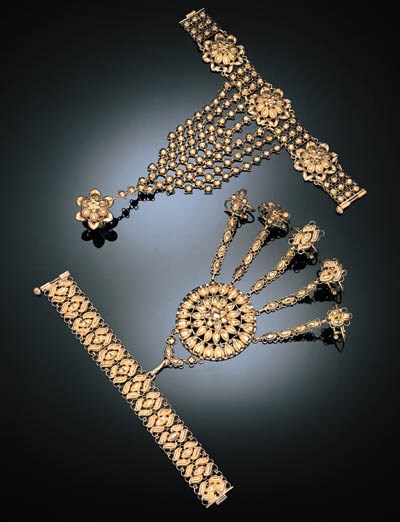 TWO GOLD HATH-PHUL (HAND FLOWERS)