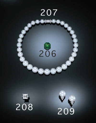 A SINGLE STONE DIAMOND RING