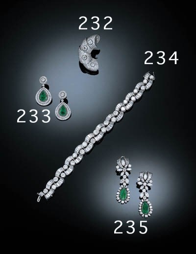 A DIAMOND SCROLL BROOCH