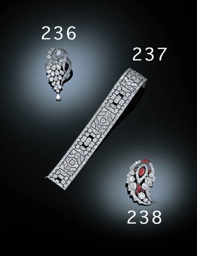 A DIAMOND SPRAY BROOCH