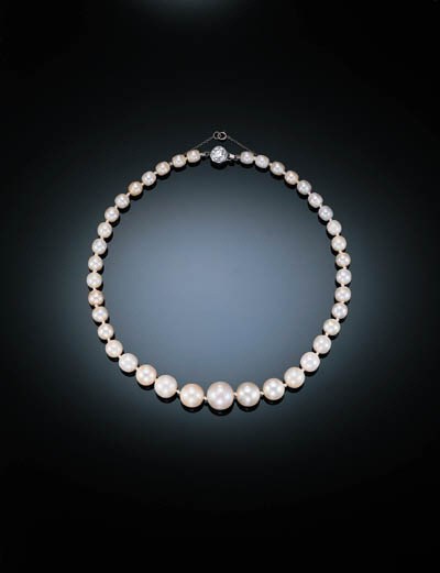 AN EXTREMELY RARE SINGLE STRAND NATURAL PEARL AND DIAMOND NECKLACE