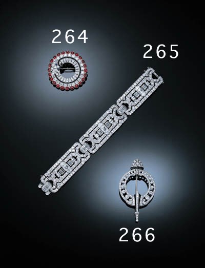 A FINE ART DECO DIAMOND BRACELET