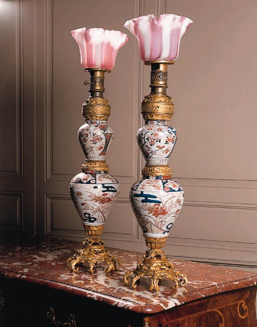 A PAIR OF GILT-BRONZE MOUNTED IMARI PORCELAIN OIL LAMPS, 19TH CENTURY