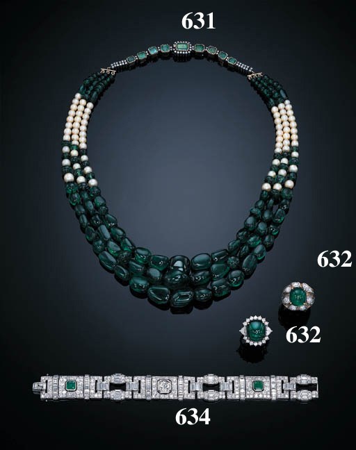 AN ART DECO DIAMOND AND EMERALD BRACELET