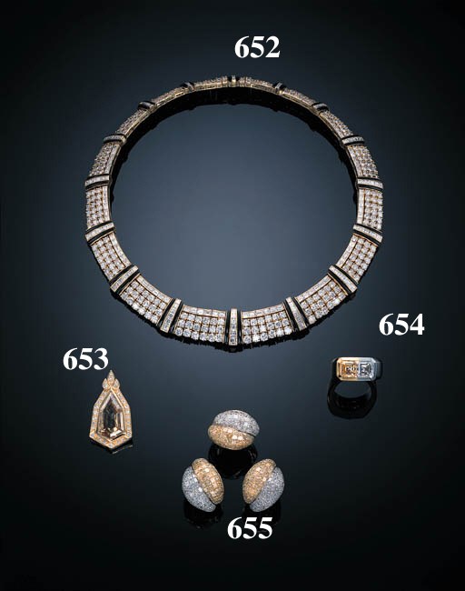 A DIAMOND, COLOURED DIAMOND AND 18K GOLD PENDENT NECKLET