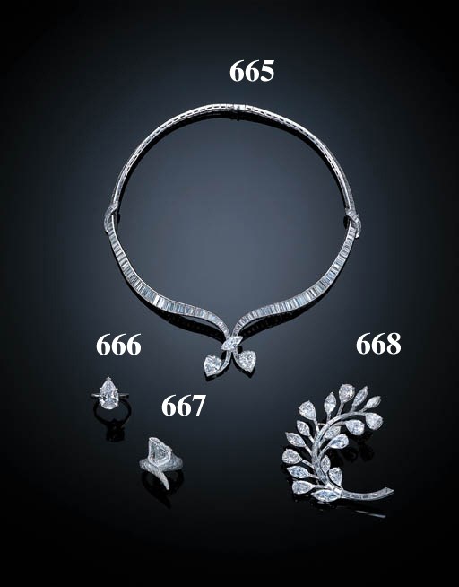 AN ATTRACTIVE DIAMOND CLIP BROOCH