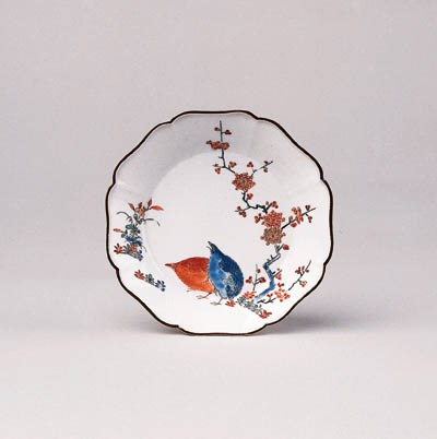 A SMALL KAKIEMON FOLIATE RIMMED DISH