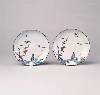 A PAIR OF KAKIEMON STYLE DISHES