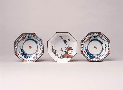 TWO PAIRS OF KAKIEMON OCTAGONAL SHALLOW BOWLS