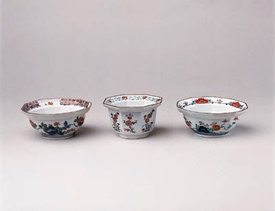 TWO KAKIEMON HEXAGONAL BOWLS AND TWO OCTAGONAL BOWLS