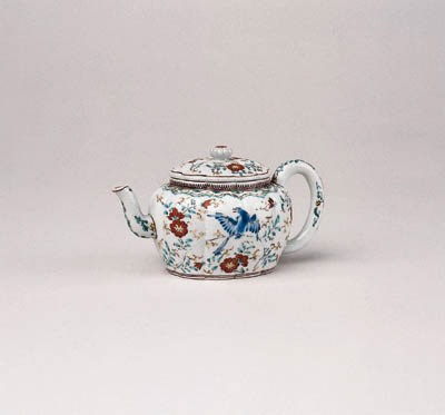 A KAKIEMON TEAPOT AND COVER