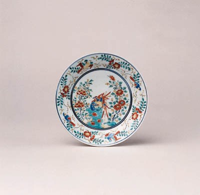 AN EARLY ENAMELLED KAKIEMON STYLE DISH