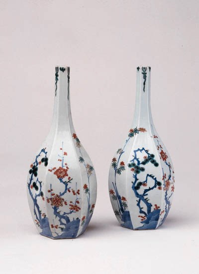A PAIR OF FINE KAKIEMON SAKE BOTTLES