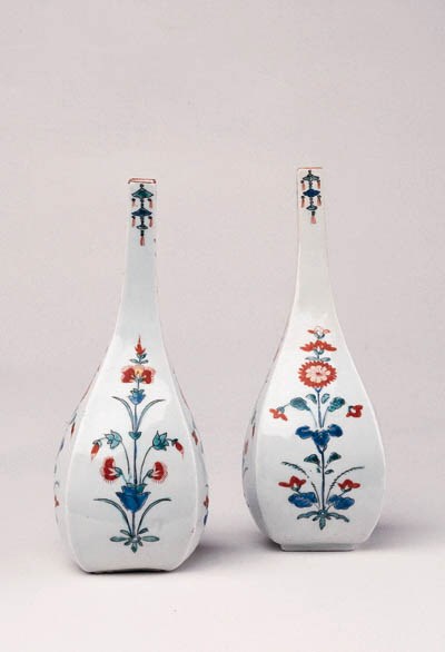 A PAIR OF FINE KAKIEMON SAKE BOTTLES