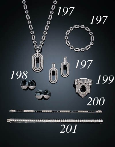 AN ART DECO DIAMOND AND BLACK ONYX LINE BRACELET