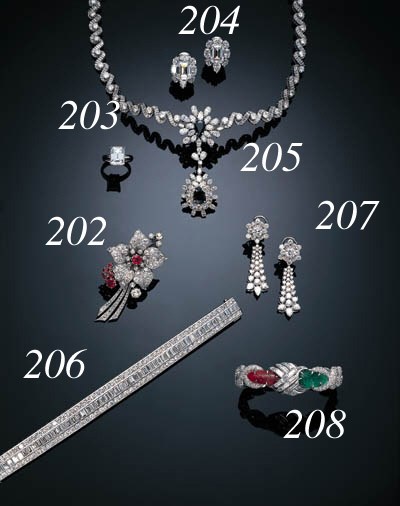 A PAIR OF DIAMOND EAR PENDANTS