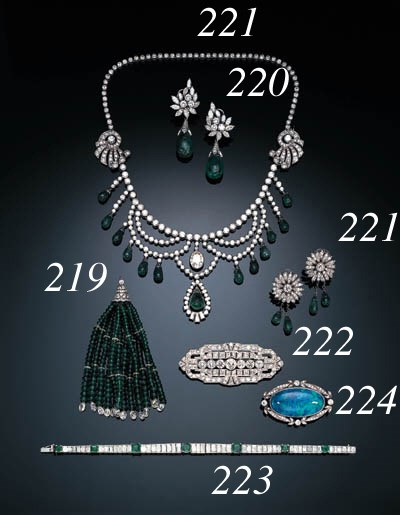 A PAIR OF DIAMOND AND EMERALD EAR PENDANTS