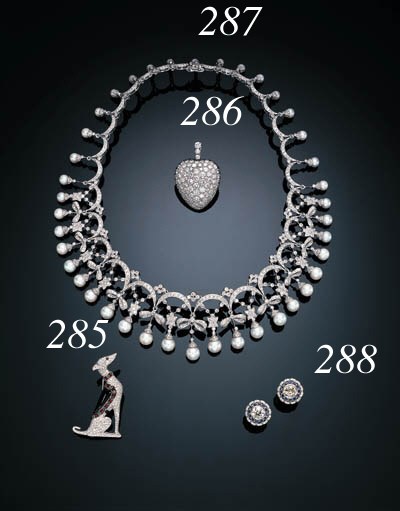 AN ELEGANT CULTURED PEARL AND DIAMOND NECKLACE