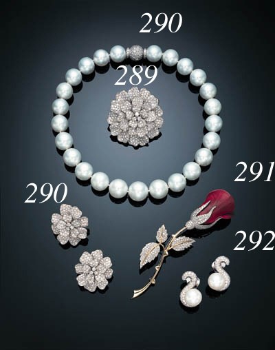A SET OF DIAMOND FLOWER JEWELRY