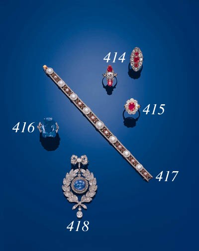 A DELICATE BELLE EPOQUE MULTI-GEM BRACELET