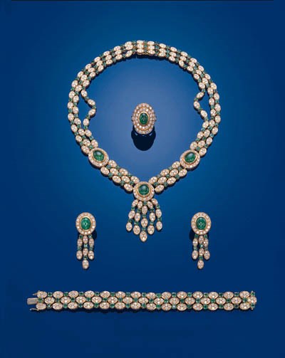 A SUITE OF EMERALD AND DIAMOND JEWELLERY