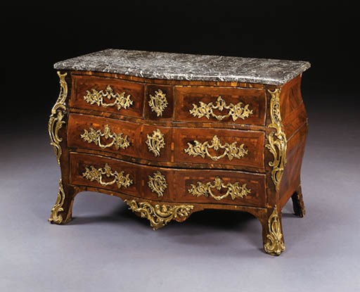 AN EARLY LOUIS XV ORMOLU-MOUNTED KINGWOOD COMMODE