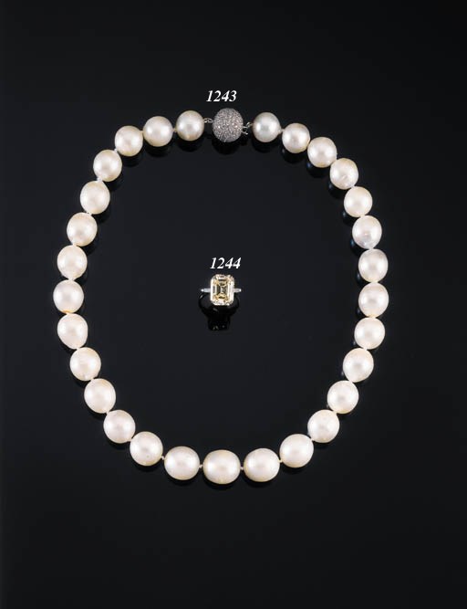 AN ELEGANT DIAMOND SINGLE-STONE RING OF 7.47CTS