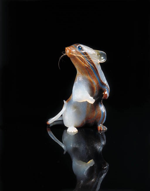 A CHARMING AGATE, GOLD AND SAPPHIRE MOUSE